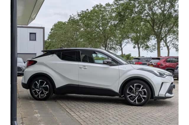Toyota C-HR (2021) thumbnail 4