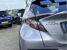 Toyota C-HR (2017) thumbnail 11