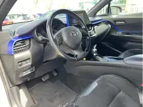 Toyota C-HR (2017) thumbnail 15