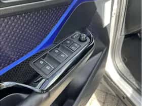 Toyota C-HR (2017) thumbnail 16