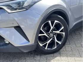 Toyota C-HR (2017) thumbnail 3