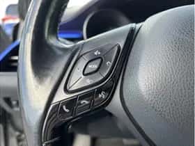 Toyota C-HR (2017) thumbnail 22