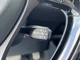 Toyota C-HR (2017) thumbnail 24