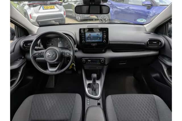 Toyota Yaris (2024) thumbnail 3