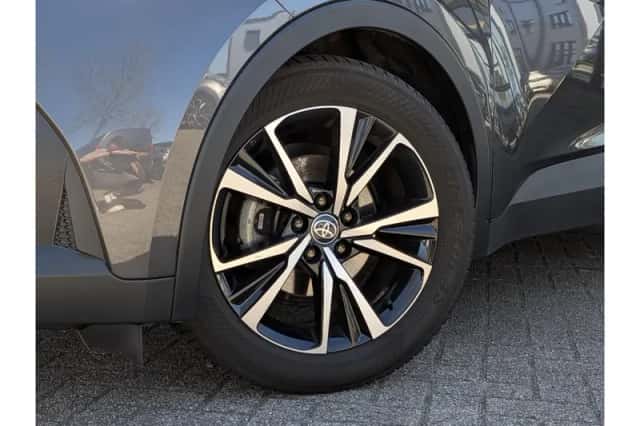 Toyota C-HR (2024) thumbnail 2