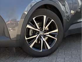 Toyota C-HR (2024) thumbnail 2