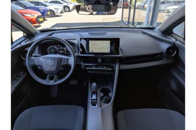 Toyota C-HR (2024) thumbnail 3