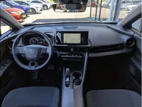 Toyota C-HR (2024) thumbnail 3