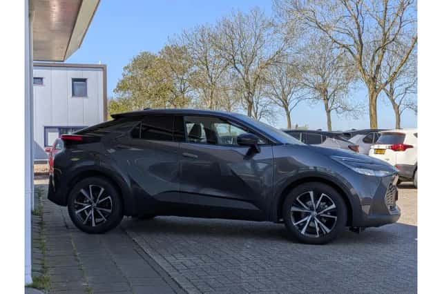 Toyota C-HR (2024) thumbnail 4