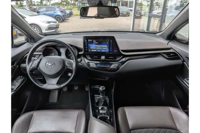 Toyota C-HR (2016) thumbnail 3
