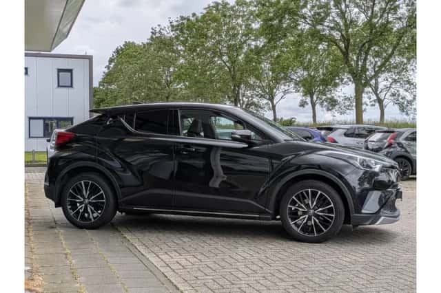 Toyota C-HR (2016) thumbnail 4