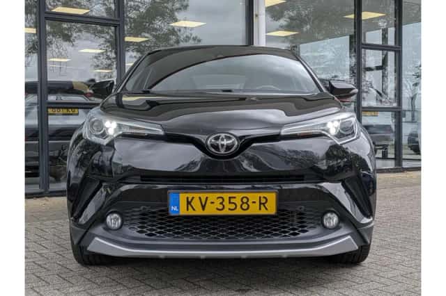 Toyota C-HR (2016) thumbnail 6
