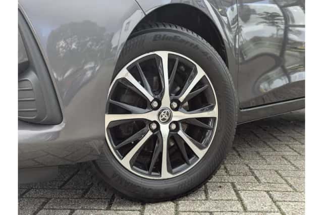 Toyota Yaris (2019) thumbnail 2