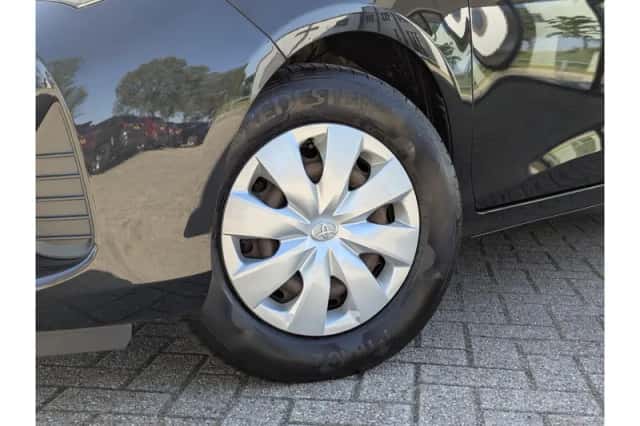 Toyota Yaris (2015) thumbnail 2