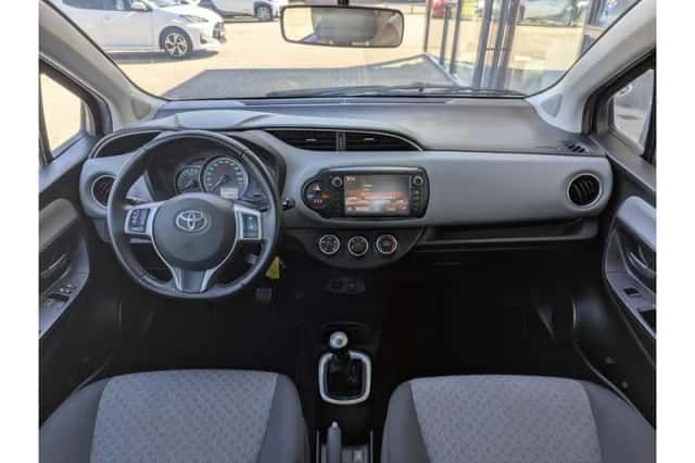 Toyota Yaris (2015) thumbnail 3