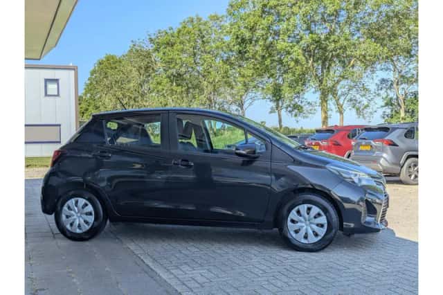 Toyota Yaris (2015) thumbnail 4