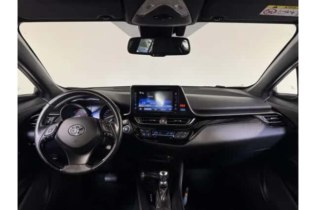 Toyota C-HR (2018) thumbnail 2