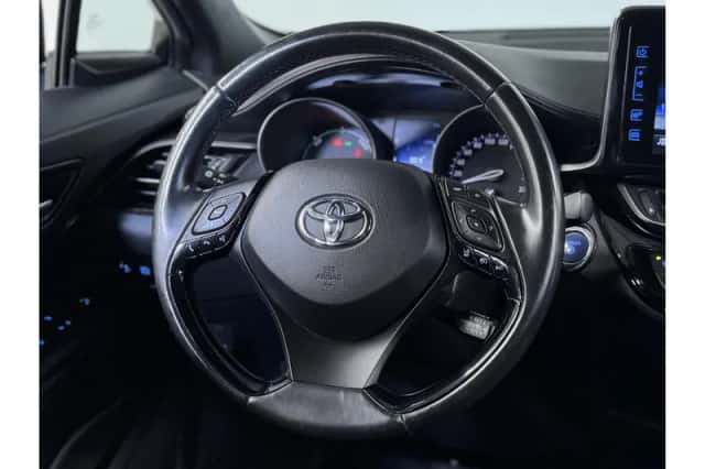 Toyota C-HR (2018) thumbnail 3