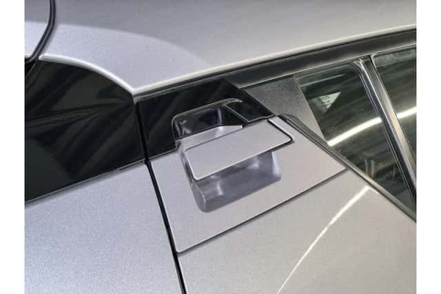 Toyota C-HR (2018) thumbnail 6