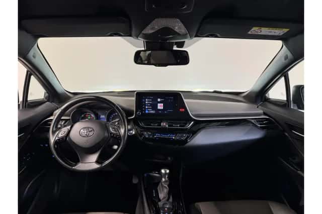 Toyota C-HR (2023) thumbnail 2