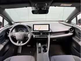 Toyota C-HR (2025) thumbnail 2
