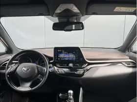 Toyota C-HR (2017) thumbnail 2