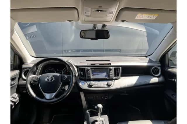Toyota RAV4 (2018) thumbnail 2