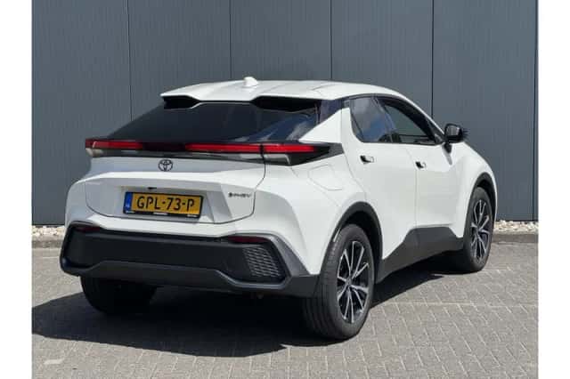 Toyota C-HR (2024) thumbnail 3