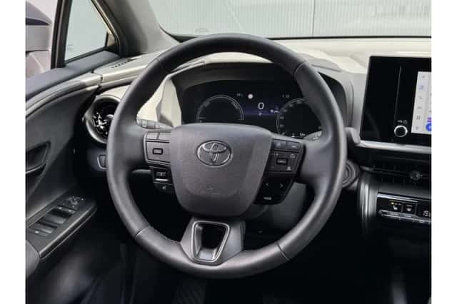 Toyota C-HR (2024) thumbnail 4