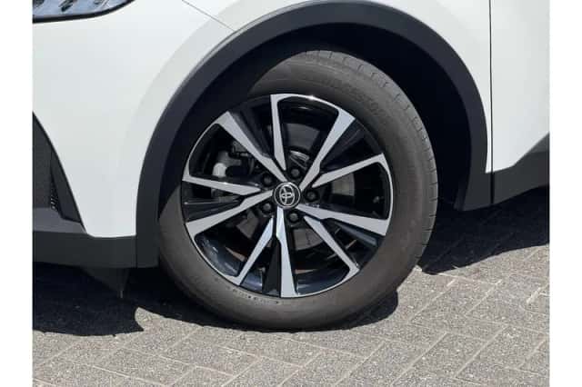 Toyota C-HR (2024) thumbnail 5