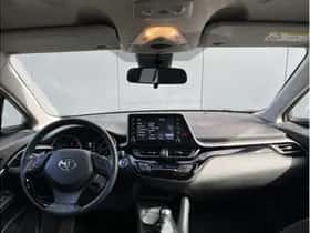 Toyota C-HR (2023) thumbnail 2