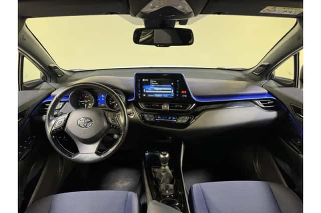 Toyota C-HR (2016) thumbnail 2