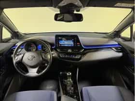Toyota C-HR (2016) thumbnail 2