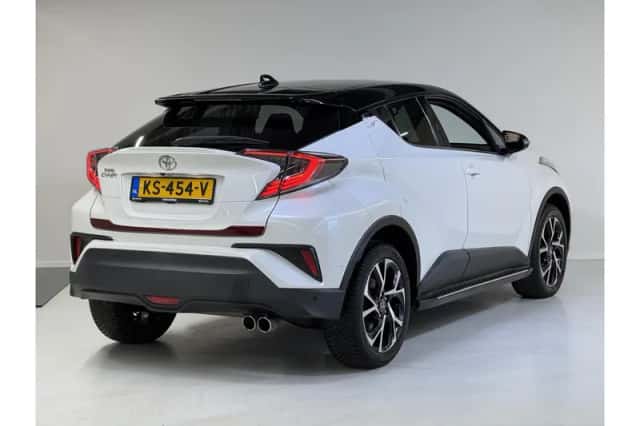 Toyota C-HR (2016) thumbnail 3