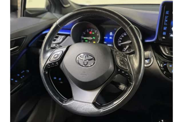 Toyota C-HR (2016) thumbnail 4