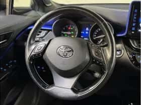 Toyota C-HR (2016) thumbnail 4