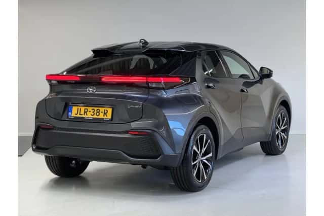 Toyota C-HR (2025) thumbnail 3