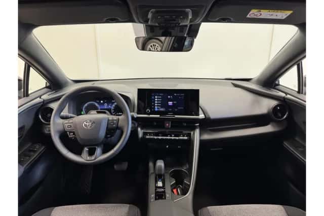 Toyota C-HR (2025) thumbnail 2