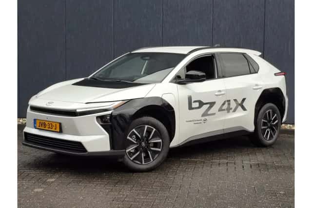 Toyota bZ4X (2026) thumbnail 1
