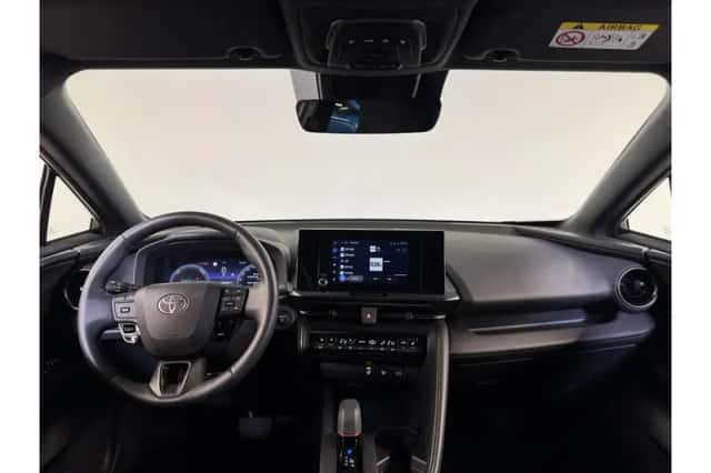 Toyota C-HR (2024) thumbnail 2