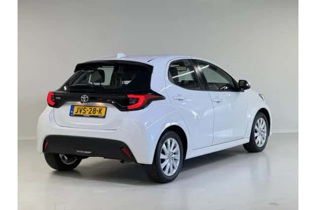 Toyota Yaris (2022) thumbnail 3