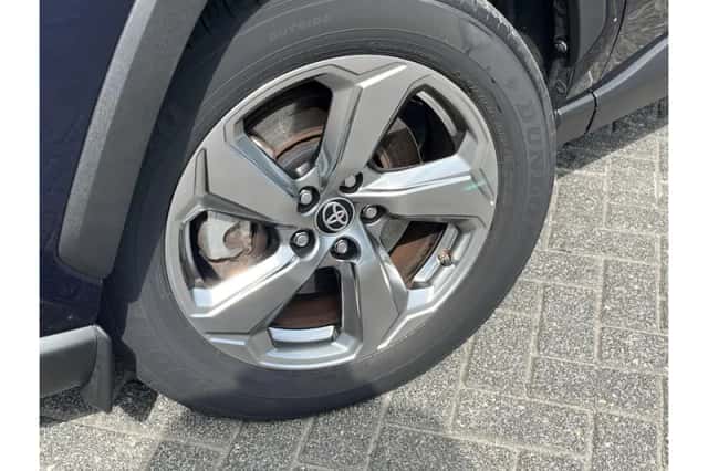 Toyota RAV4 (2021) thumbnail 6