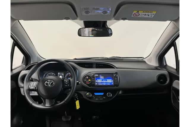 Toyota Yaris (2017) thumbnail 2