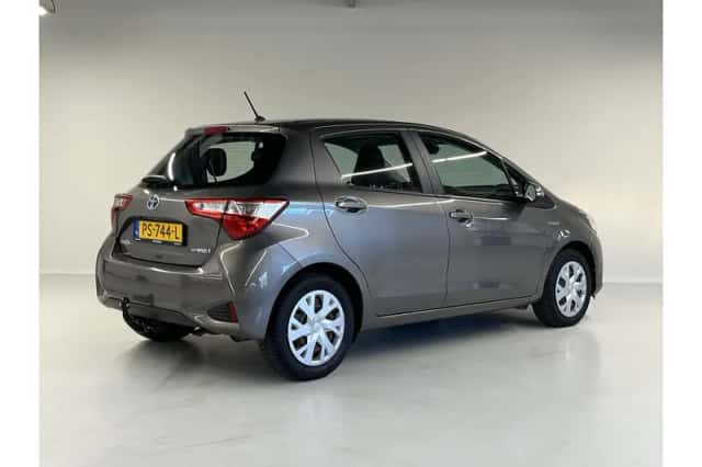 Toyota Yaris (2017) thumbnail 3