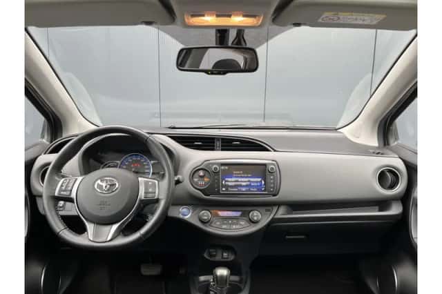 Toyota Yaris (2015) thumbnail 2