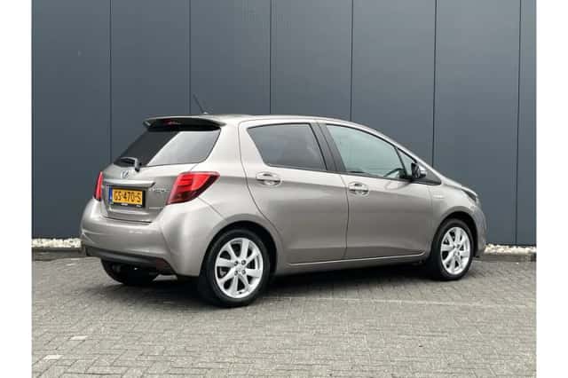 Toyota Yaris (2015) thumbnail 3