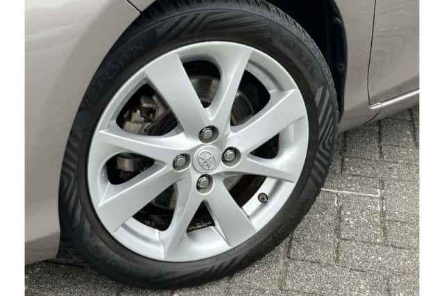 Toyota Yaris (2015) thumbnail 5