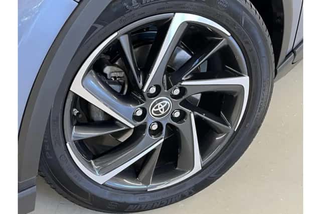Toyota C-HR (2023) thumbnail 5
