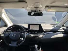 Toyota C-HR (2023) thumbnail 2