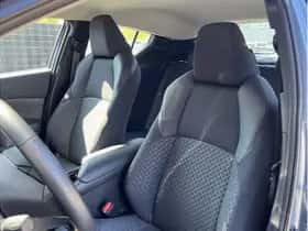 Toyota C-HR (2023) thumbnail 8